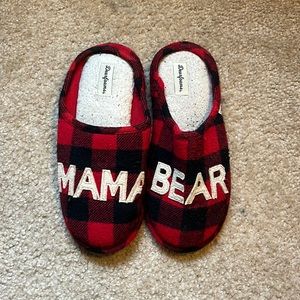 Dearfoams “Mama Bear” 🐻 slippers in Buffalo plaid, size medium, great condition
